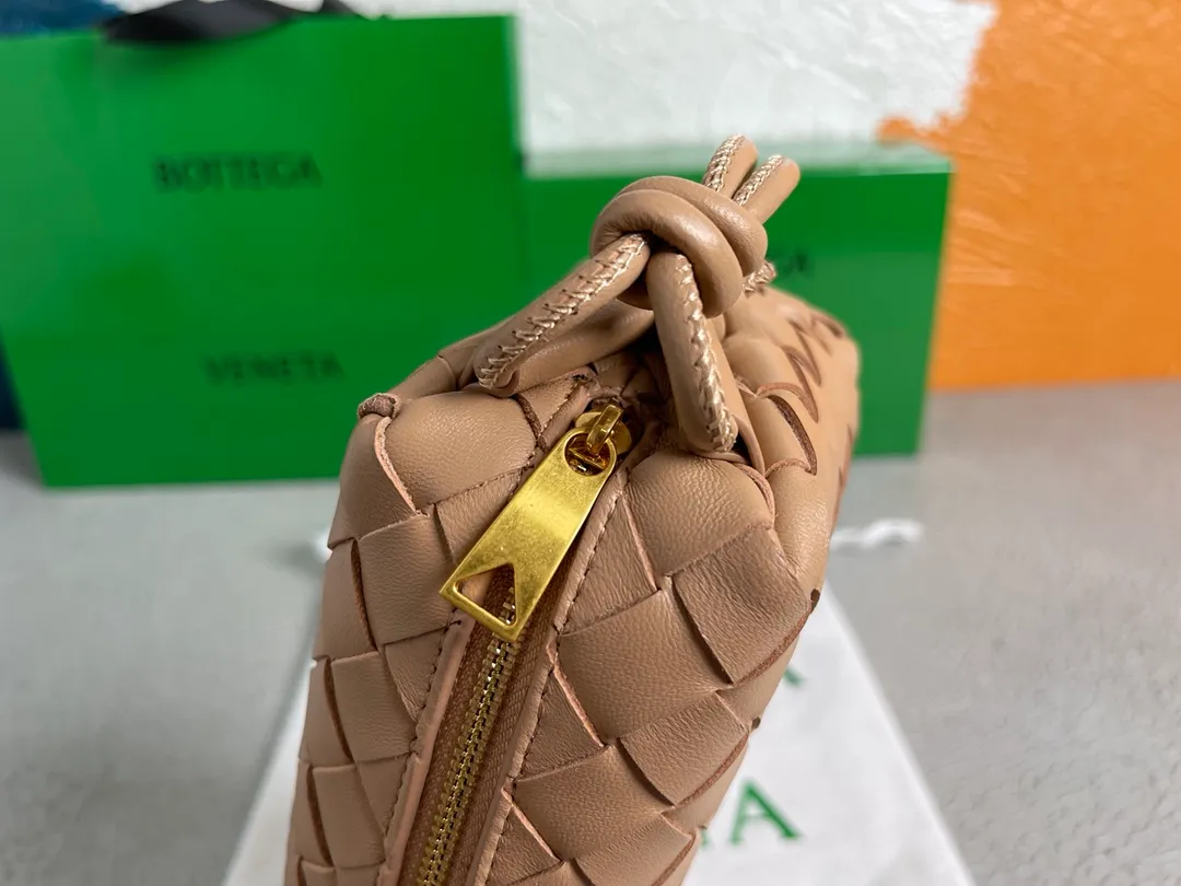 Batch 1160 BOTTEGA VENETA/Bottega 2021 new women's POUCH cross-body bag clutch, lntfecciato woven leather cross-body mini handbag, single internal open pocket, zipper opening, computer embroidered leather shoulder strap can be adjusted in length, model: 6684 Color: milk tea Origin: Italy Size: 17*12*8
